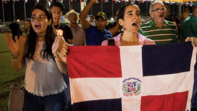 Militar dominicano lanza bomba lacrimógena contra protesta pacífica