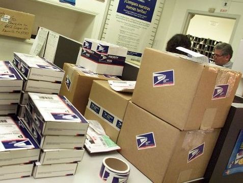 Pagaba a empleados postales para robar cheques y celulares en el correo