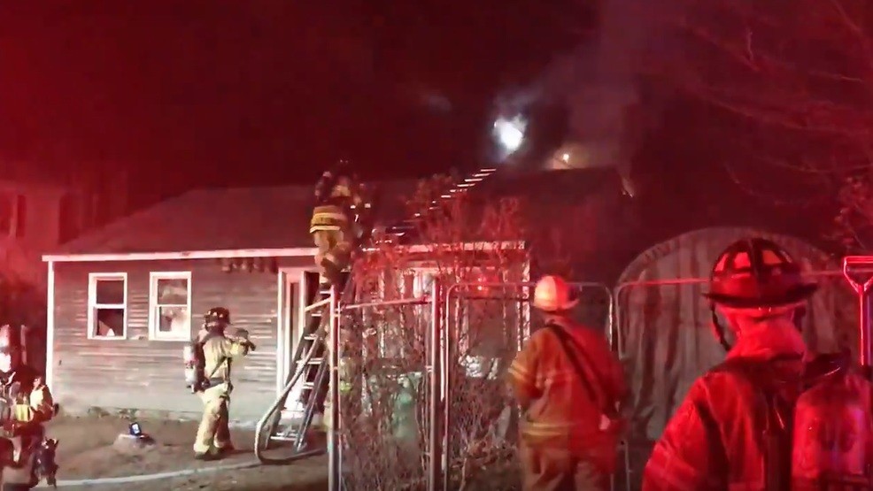 Hombre resulta herido durante incendio en Warwick