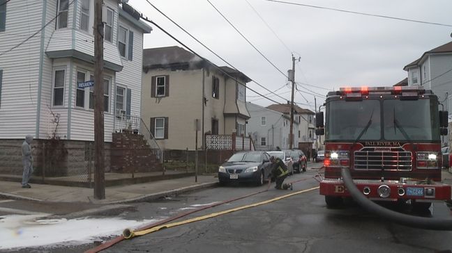 Residentes desplazados por fuego en casa de Fall River