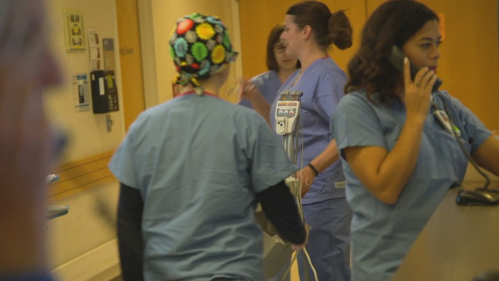 Funcionarios estatales de Rhode Island dan la alarma a más trabajadores de la salud