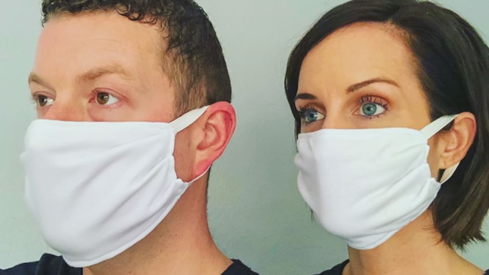 Mujer de RI desarrolla mascarillas de tela con elementos antibacterianos