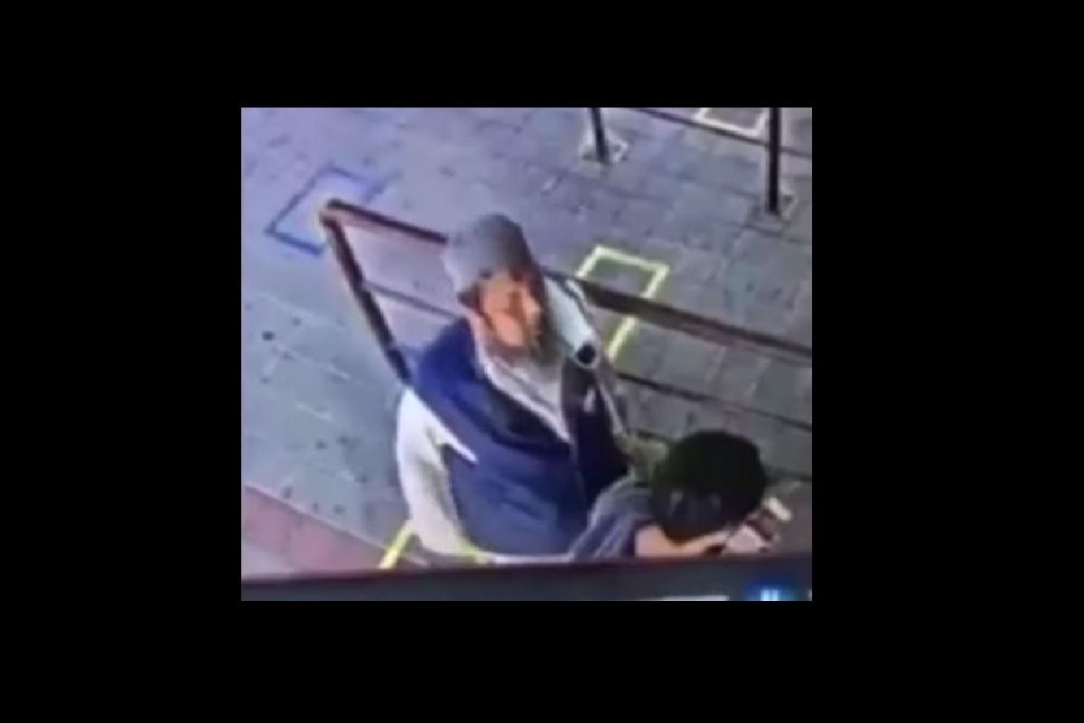 Hombre con covid-19 escupe en el rostro a otra persona y luego cae muerto