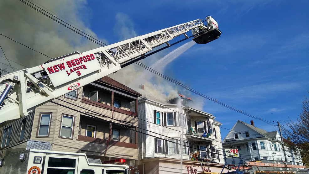 Incendio daña dos edificios de apartamentos en New Bedford