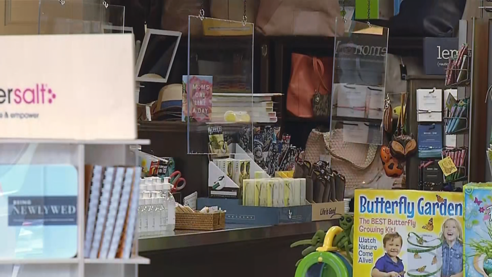 Tiendas pueden recibir clientes en RI este fin de semana, pero restricciones persisten