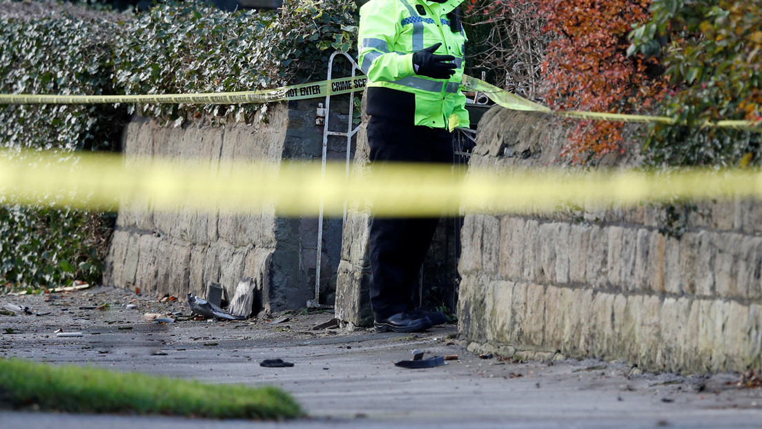 Arrestan a pareja que caminaba con un torso humano escondido en una maleta