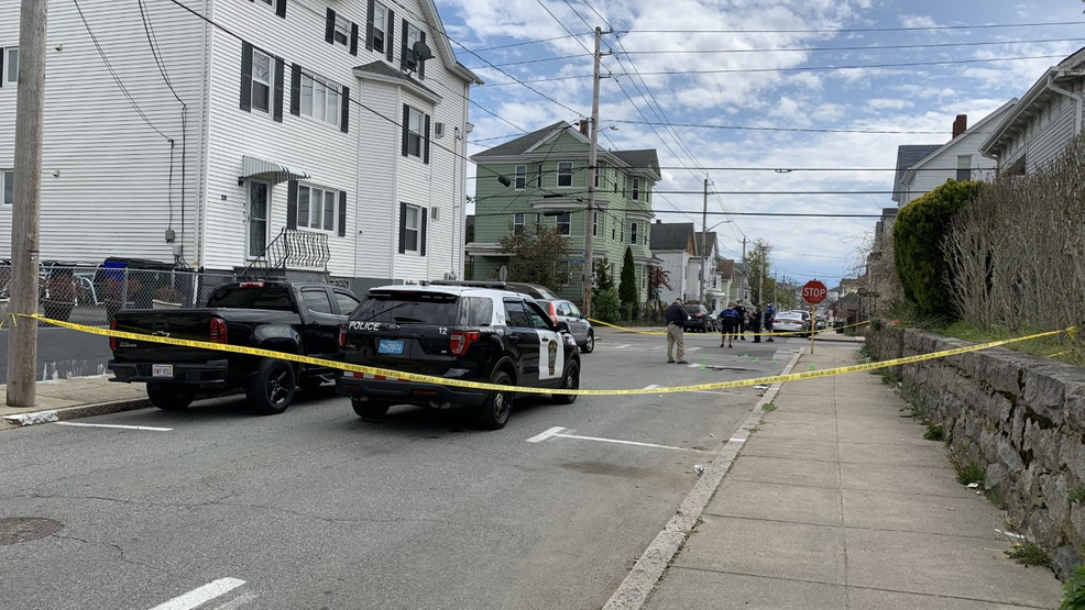 Hombre muere durante tiroteo en Fall River