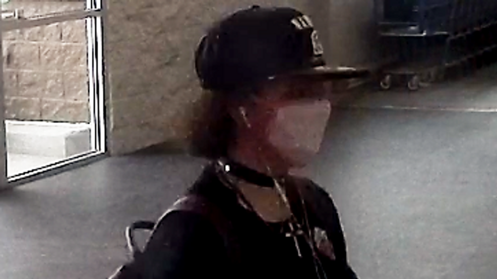 Policía busca a mujer acusada de incendio  en Coventry Walmart