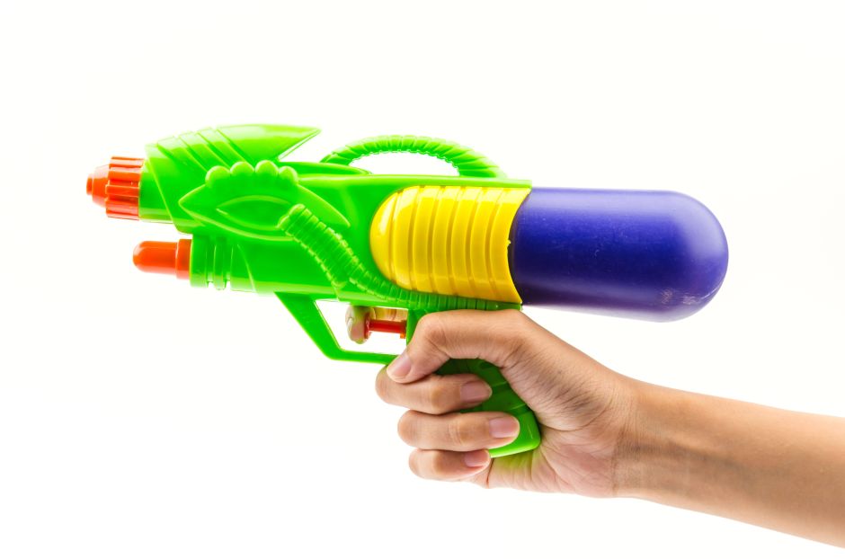 Sacerdote se vuelve viral por bendecir a los fieles con una pistola de agua