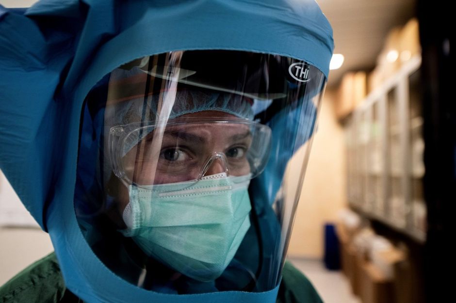 Enfermera rusa atiende a pacientes con coronavirus en bikini y bata transparente
