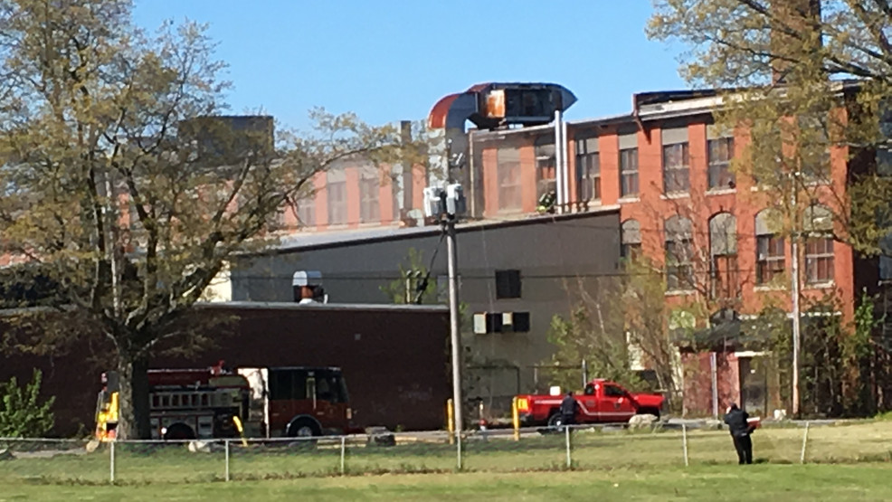 Bomberos controlan incendio en edificio de Fall River