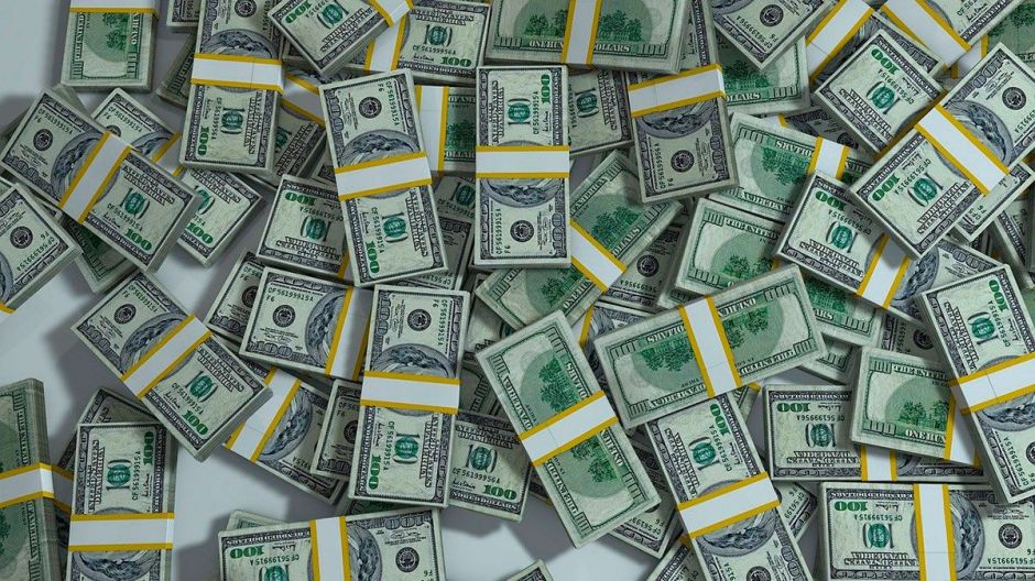 Familia encuentra bolsas con $1 millón de dólares en efectivo tiradas en la calle