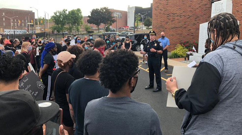 Marcha pacífica en Woonsocket, manifestantes se reúnen con el jefe de policía