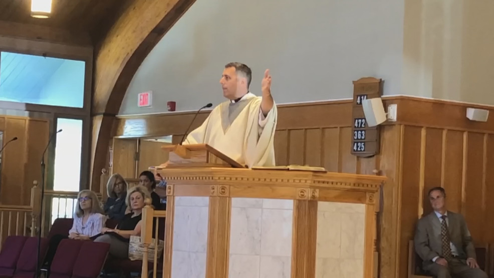 Ex sacerdote de Warwick es acusado de robar en la iglesia