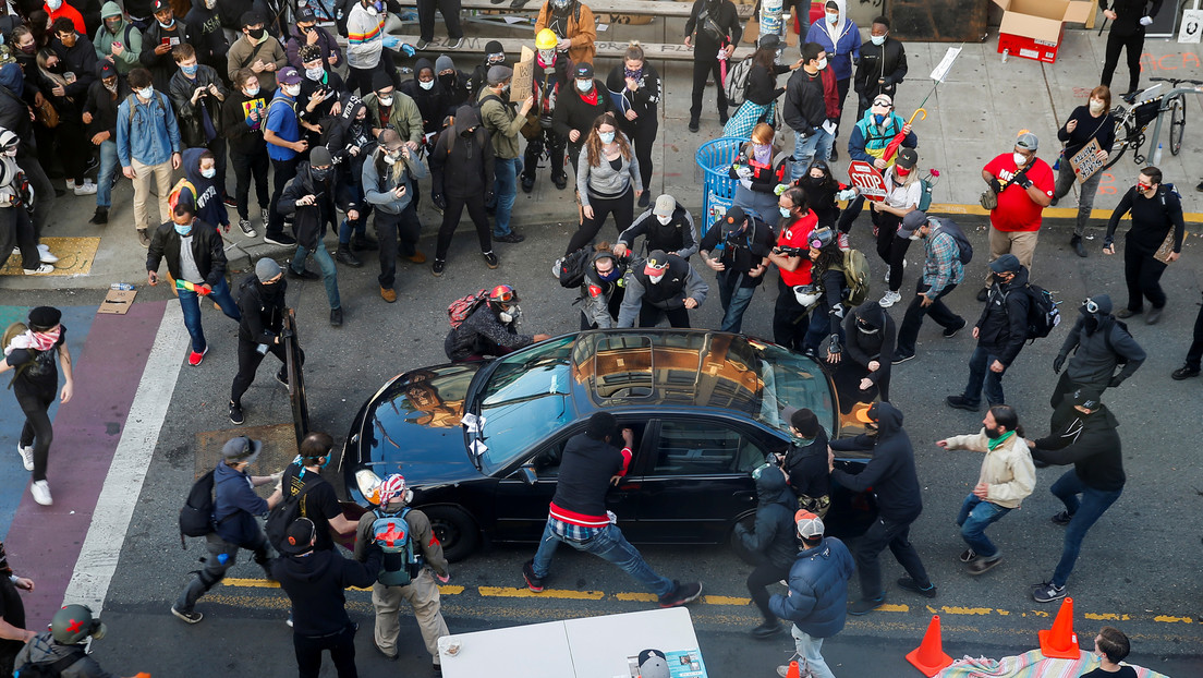Un auto arremete contra una multitud de manifestantes y abre fuego