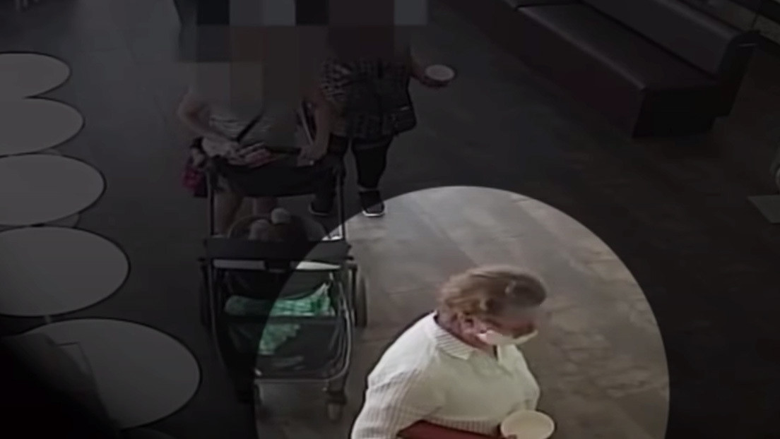 Mujer blanca se quita la mascarilla y tose sobre el rostro de un bebé hispano