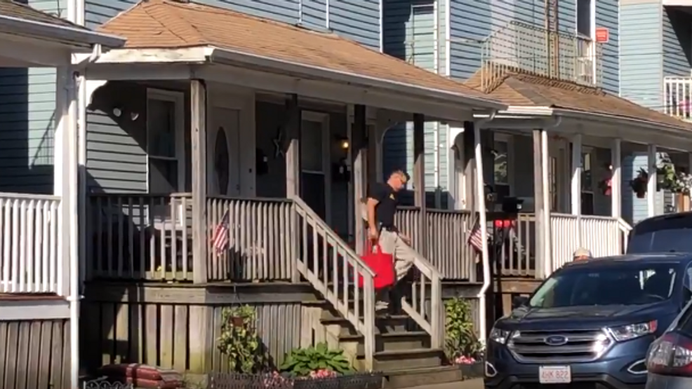 Investigadores federales registra un edificio de Attleboro