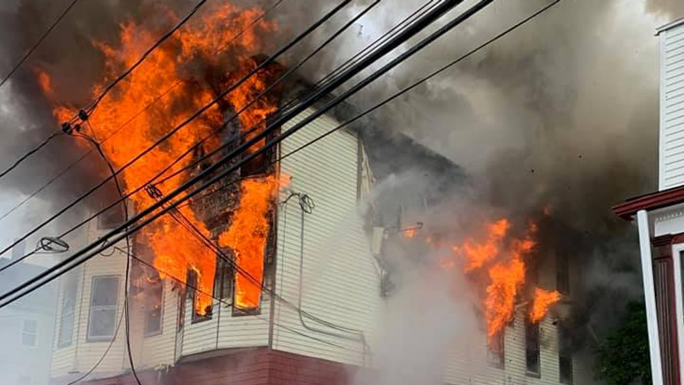 Las llamas se disparan desde una casa de tres pisos en New Bedford