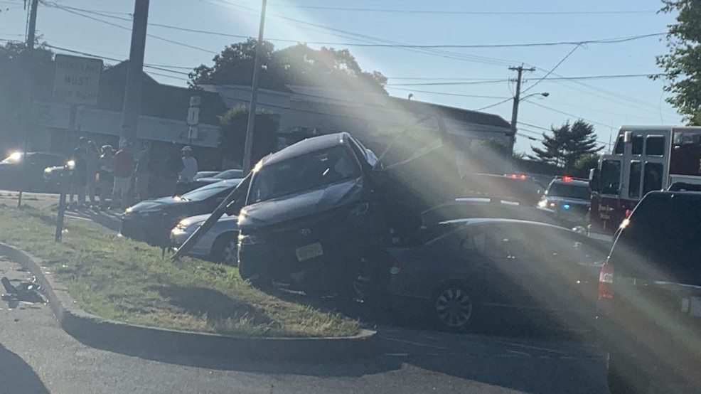 Un coche se estrella contra un estacionamiento en South Kingstown