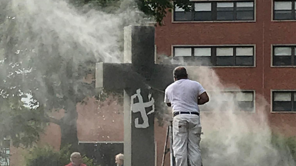 Hombre de 20 años es acusado de deañar lápidas en campus universitario de Providence