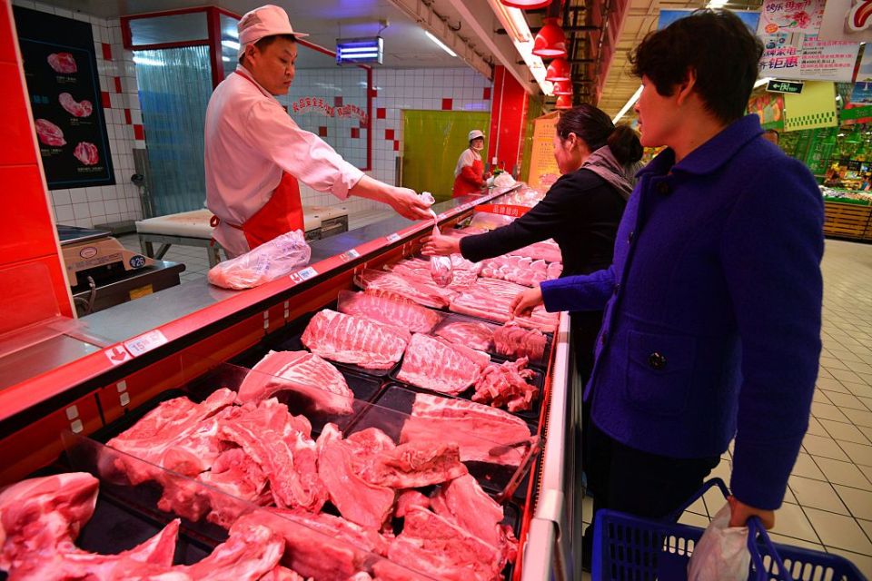 Pese a denuncias de activistas, celebran en China el festival de carne de perro