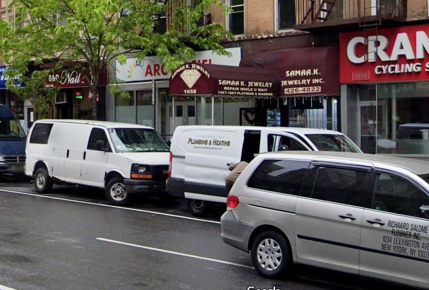 Dos hombres disfrazados de policías robaron $160 mil dólares en joyería