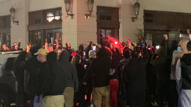 Grupo irrumpe en Providence Place durante la noche de los disturbios