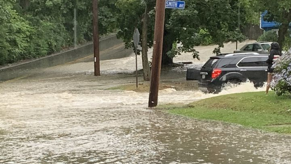 Tormentas eléctricas  dejaron lluvias de inundación y fuertes vientos