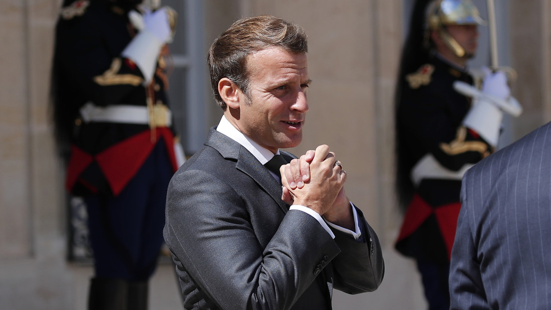 Presidente de Francia ‘noquea’ de un pelotazo a menor durante un partido de fútbol