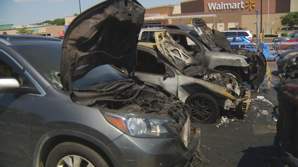 Varios coches se incendian en el aparcamiento de Walmart en Cranston