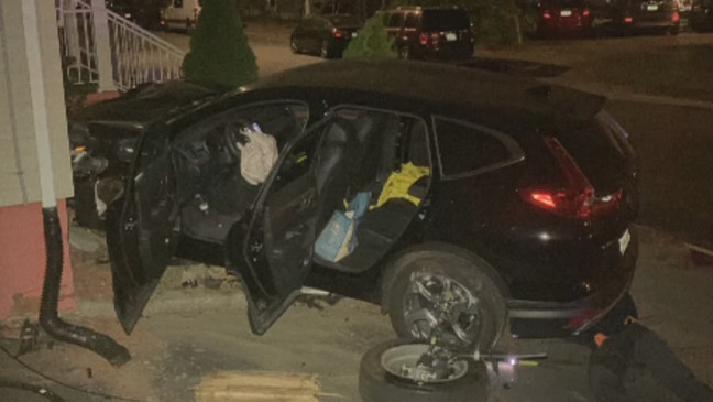 Policía: Niño de 13 años, choca un auto robado en la casa de Pawtucket.