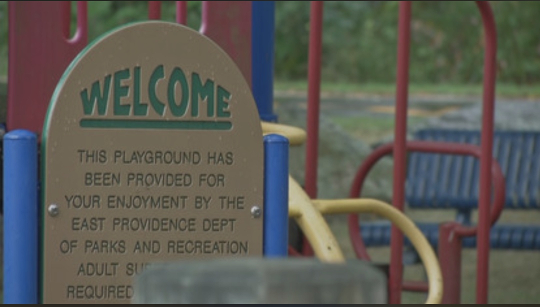 Policía de East Providence investiga aparición de stickers racistas en Parque
