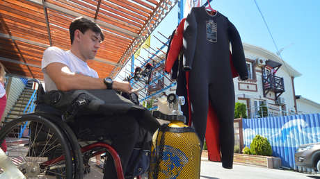 Un hombre en silla de ruedas salta al agua para salvar a una persona que no podía mantenerse a flote
