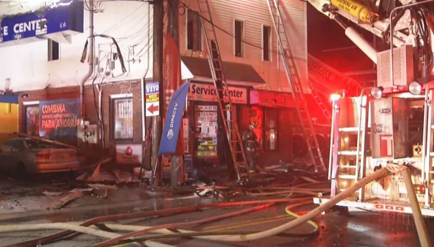 Bomberos de Providence rescatan a un hombre de edificio en llamas