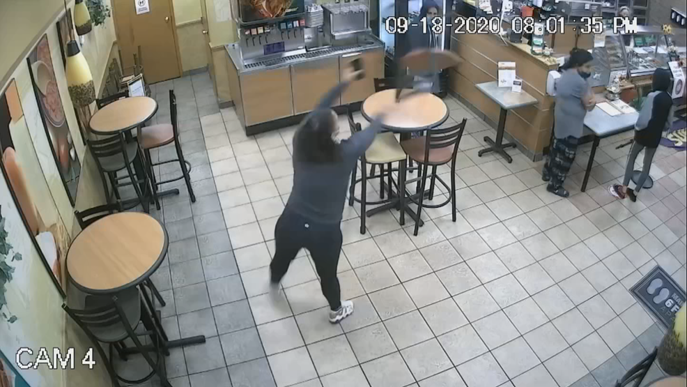 Mujer de Pawtucket es procesada por lanzar una silla en un restaurante