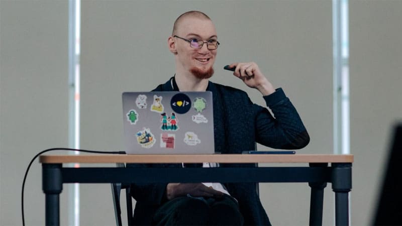 Informático con parálisis cerebral crea un programa que permite a las personas discapacitadas hablar con la mirada