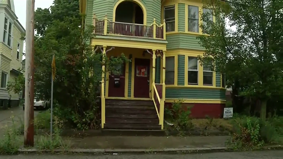 8 hombres enfrentan cargos por la violación de una adolescente en hogar de Providence