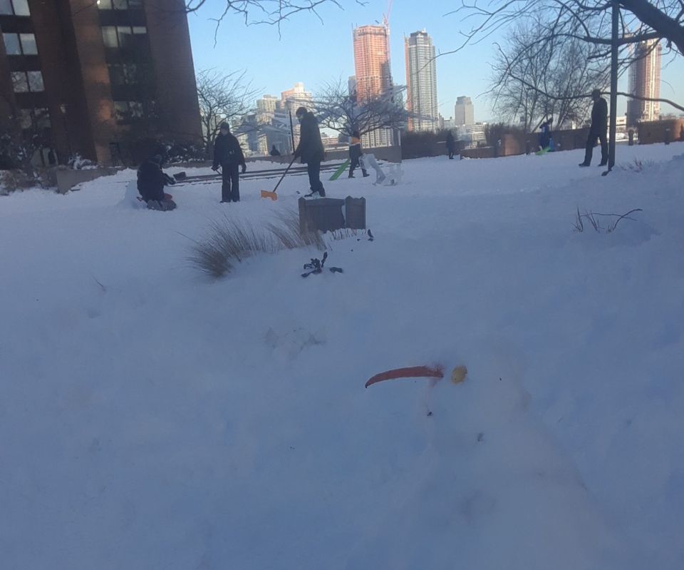 Hombre estuvo más de 10 horas atrapado en su auto durante tormenta de nieve
