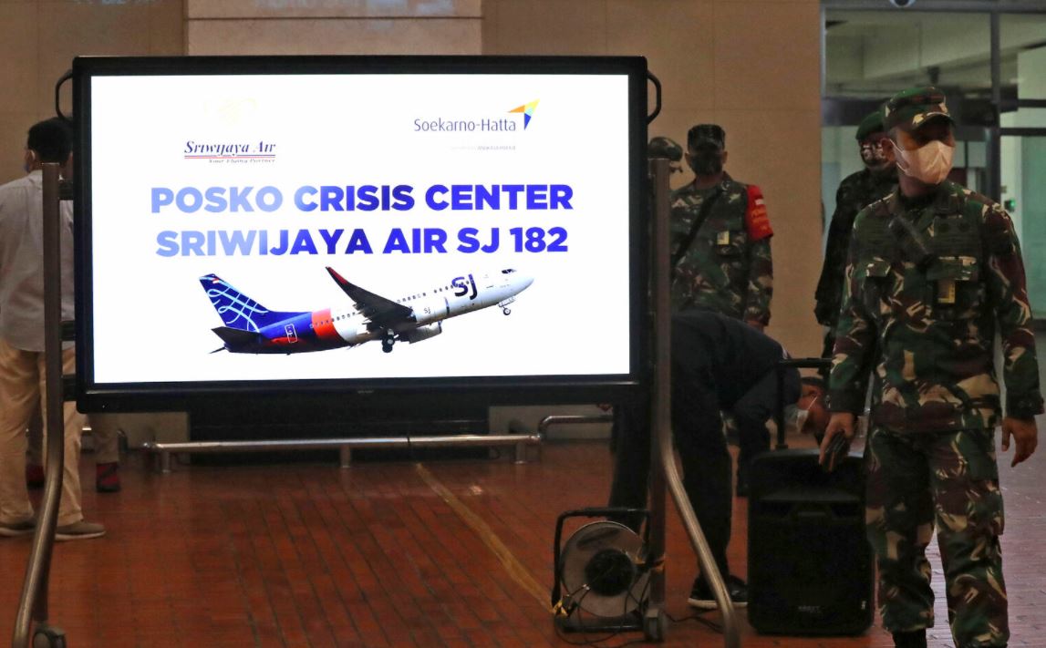 Un avión desaparece minutos después de despegar en Indonesia