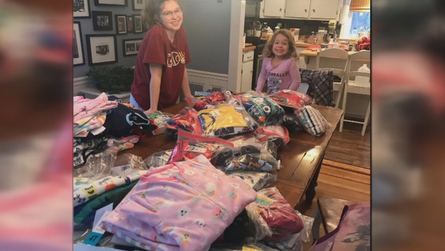 Familia de Cranston dona más de 900 pares de pijamas a niños necesitados