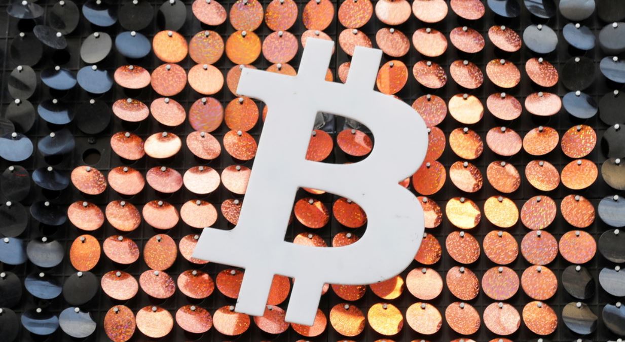 Tesla invierte $1.500 millones en Bitcoin y el precio de la criptomoneda sube a un nuevo récord