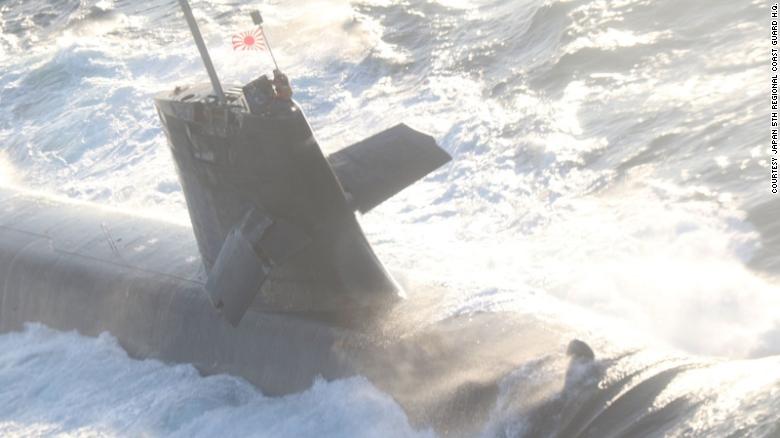 Submarino japonés choca con un barco comercial al emerger en el Pacífico