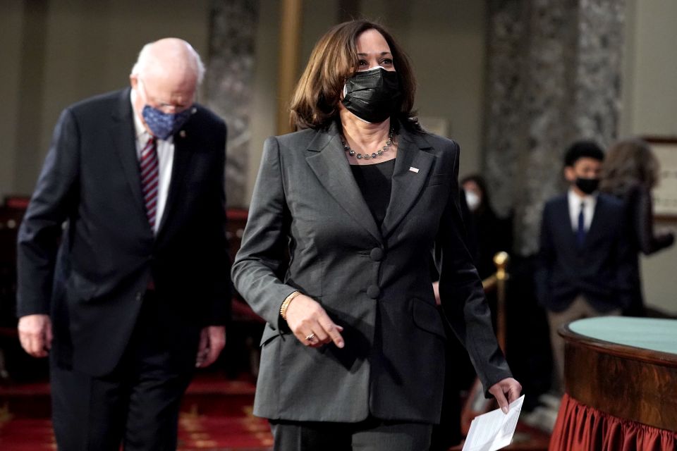Kamala Harris dio voto de desempate para adelantar aprobación de paquete de estímulo de $1,400