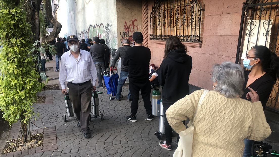 Largas filas para conseguir oxígeno: colapso sanitario en México