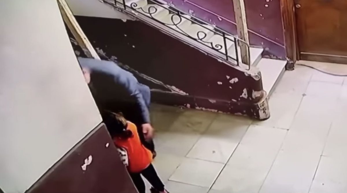 Mujer salva a una niña de un pedófilo gracias a una cámara de vigilancia