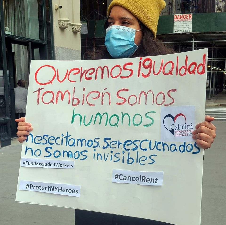 Inmigrantes pidieron “impuesto a ricos” al protestar frente a casa de Jeff Bezos