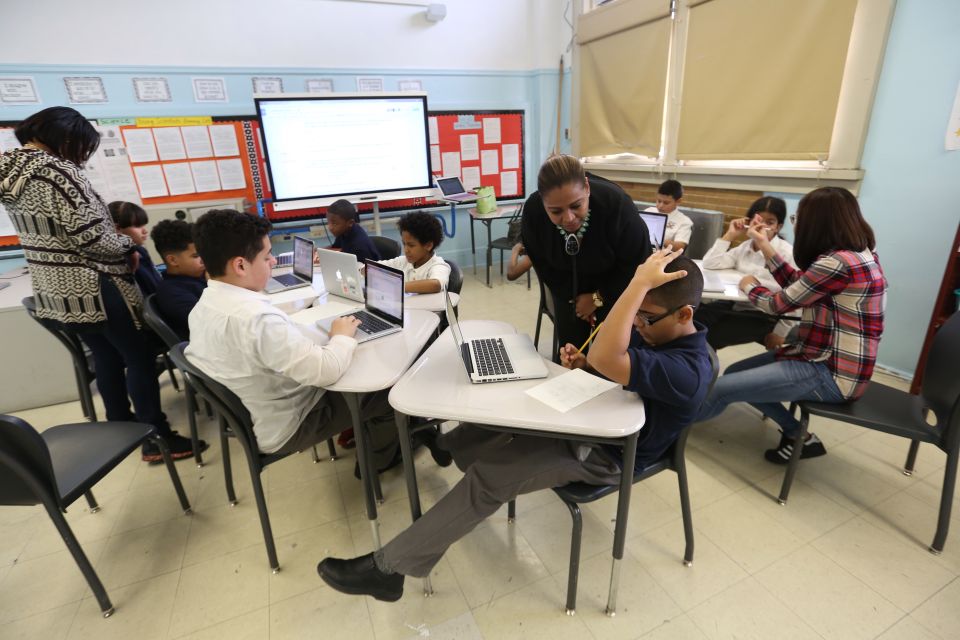 Niña abre colecta para donar docenas de computadoras a alumnos pobres en NY