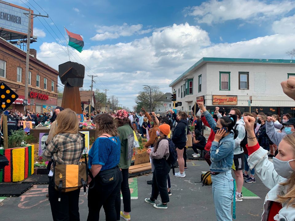 Hispanos se unen a asiáticos y afroamericanos contra violencia racial