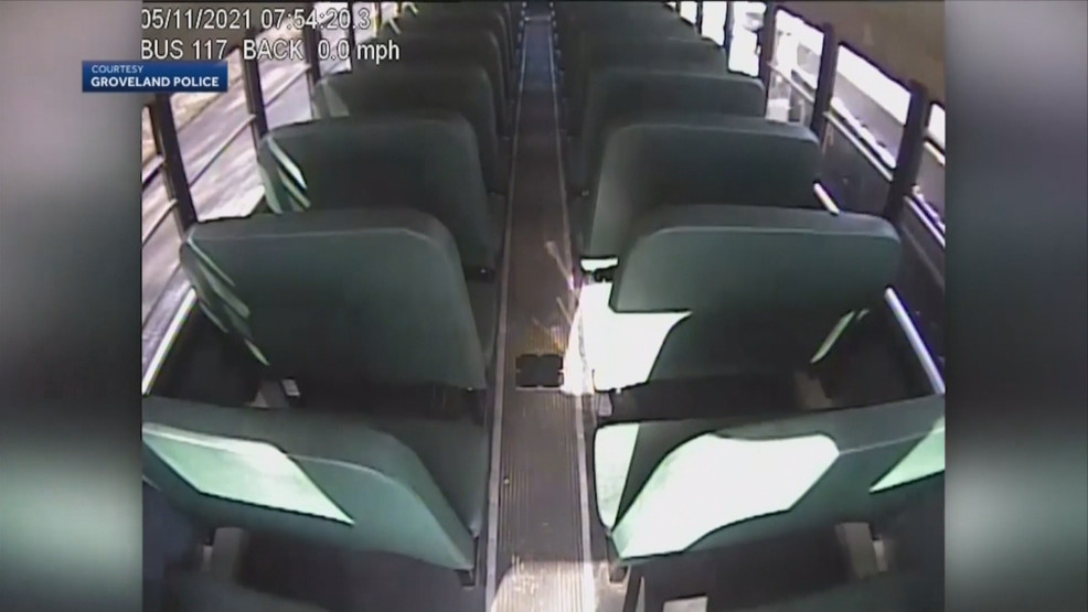 Camión a punto de atropellar a niña que subía al autobus escolar