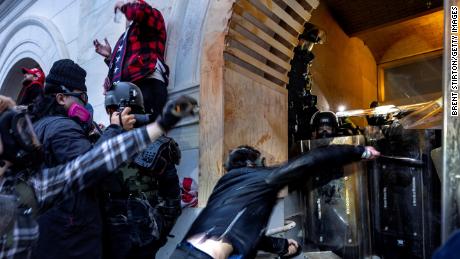 Republicanos bloquean investigación sobre muertes y disturbios en el Capitolio